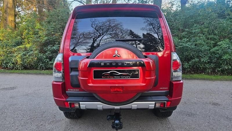 Used Mitsubishi Shogun Warrior 197 HP (144 kW) 2010 Red SUV