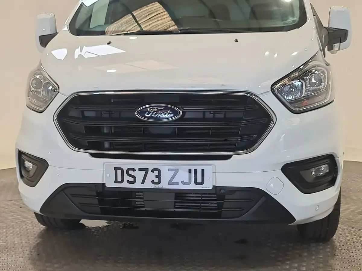 Used Ford Transit Custom Limited 130 HP (95 kW) 2023 White Van