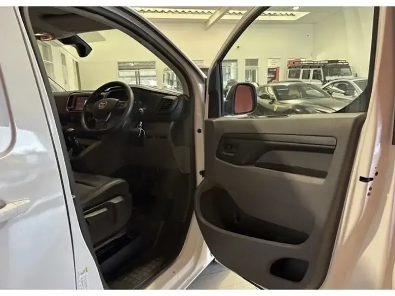 Second-hand Vauxhall Vivaro 145 CP (106 kW) 2022 Alb Monovolum