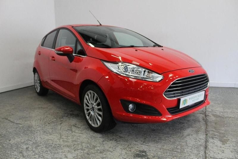Used Ford Fiesta Titanium 105 HP (77 kW) 2014 Red Hatchback