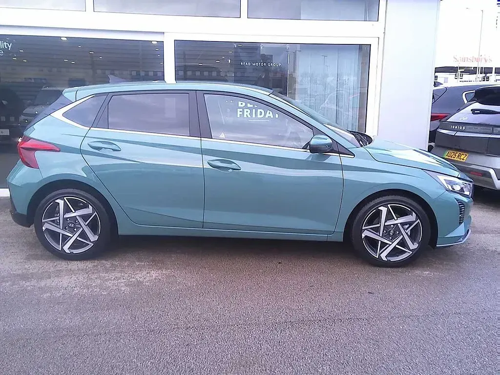 New Hyundai i20 Premium 100 HP (73 kW) 2025 Green Hatchback