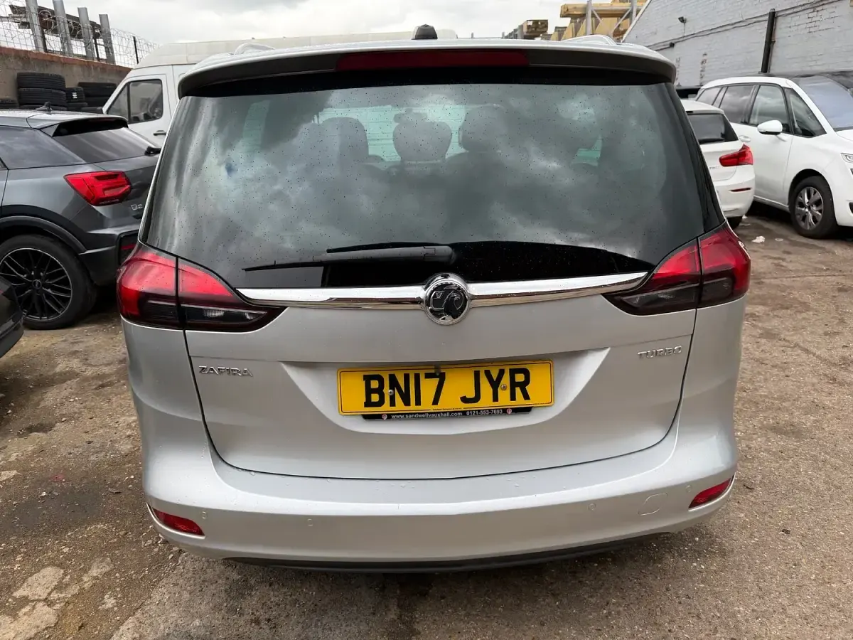 Usado Vauxhall Zafira SRi 2017 Plateado Monovolumen