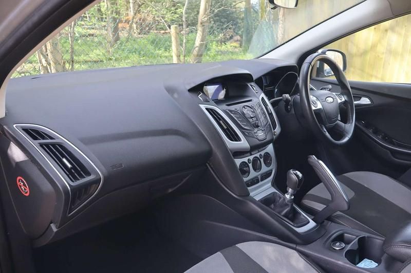 Begagnad Ford Focus Zetec 180 HK (132 kW) 2012 Silver Halvkombi
