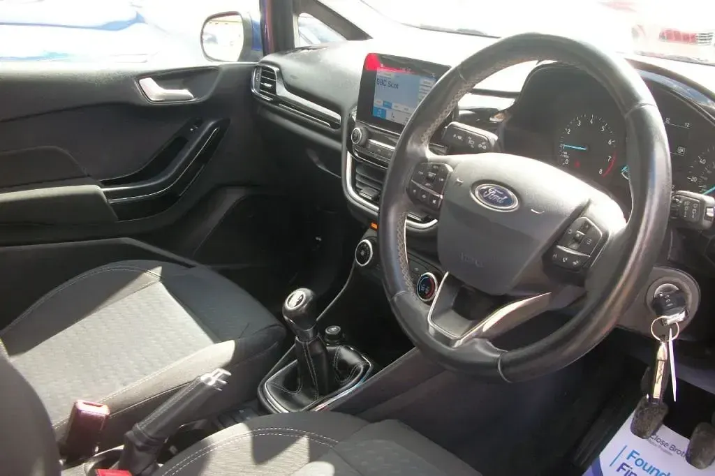 Usado Ford Fiesta Zetec 70 HP (51 kW) 2017 Azul Citadino