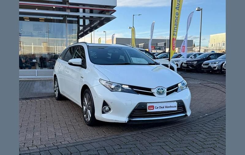 White Used 2015 Toyota Auris Hybrid Sport Estate | £9,999 (Fair price) - Image 1/4