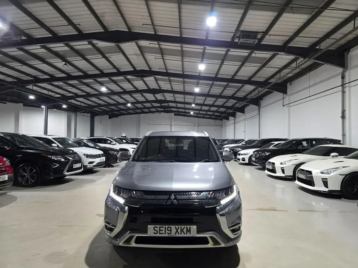 Used Mitsubishi Outlander P-HEV 174 HP (127 kW) 2019 Grey SUV