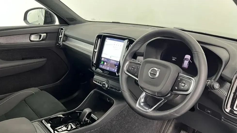 Begagnad Volvo XC40 Plus 2024 Svart SUV