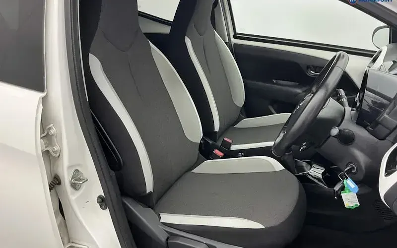 Used Toyota Aygo x-press 69 HP (50 kW) 2018 White Hatchback
