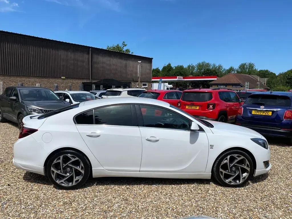Used Vauxhall Insignia SRi 136 HP (100 kW) 2016 White Hatchback