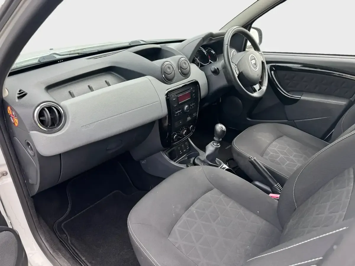 Used Dacia Duster Lauréate 110 HP (80 kW) 2015 White SUV