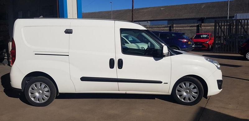 Begagnad Vauxhall Combo Sportive 105 HK (77 kW) 2017 Vit Minibuss