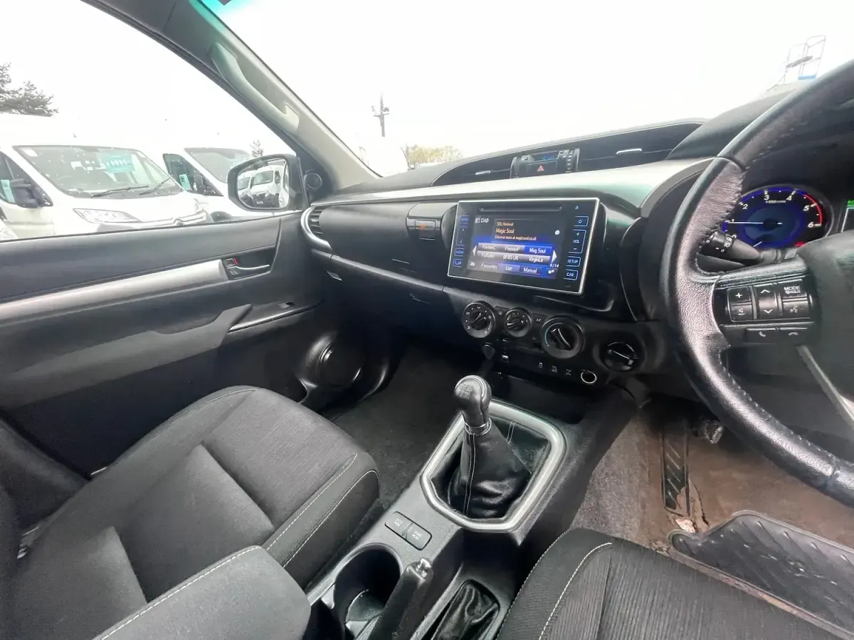 Used Toyota HiLux 150 HP (110 kW) 2019 White Pickup