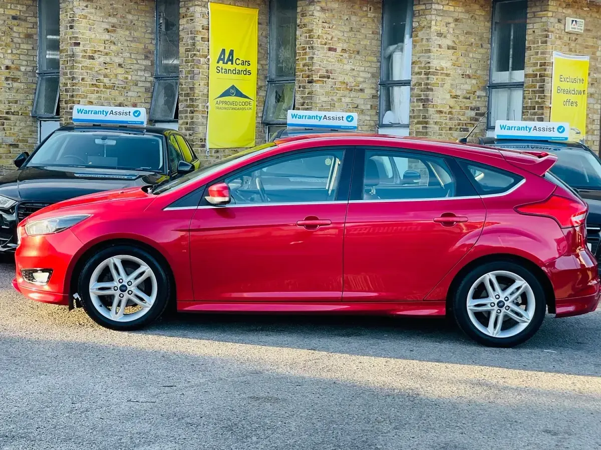 Used Ford Focus Zetec 125 HP (91 kW) 2015 Red Hatchback