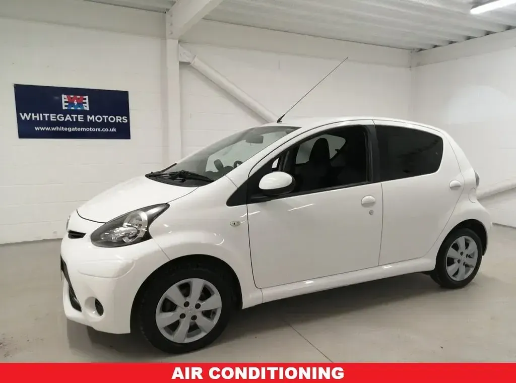 Used Toyota Aygo Style 67 HP (49 kW) 2013 White Hatchback