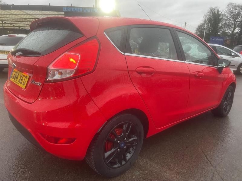 Used Ford Fiesta Zetec 82 HP (60 kW) 2015 Red Hatchback