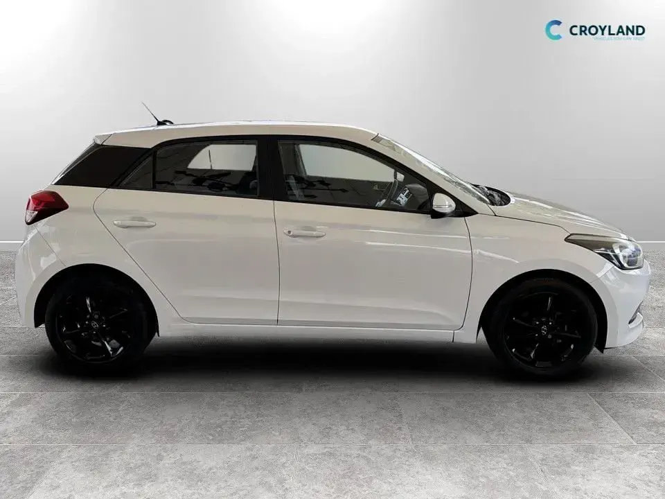Used Hyundai i20 SE 84 HP (61 kW) 2015 White Hatchback