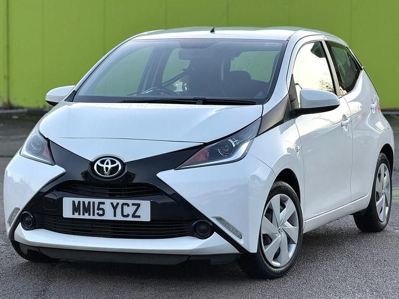 Used Toyota Aygo X-play 2015 White Hatchback
