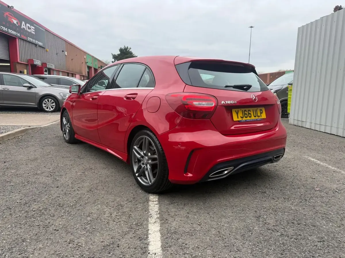 Used Mercedes A180 Executive 109 HP (80 kW) 2016 Red Hatchback