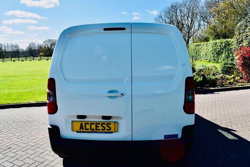 Used Vauxhall Combo S 130 HP (95 kW) 2022 White MPV
