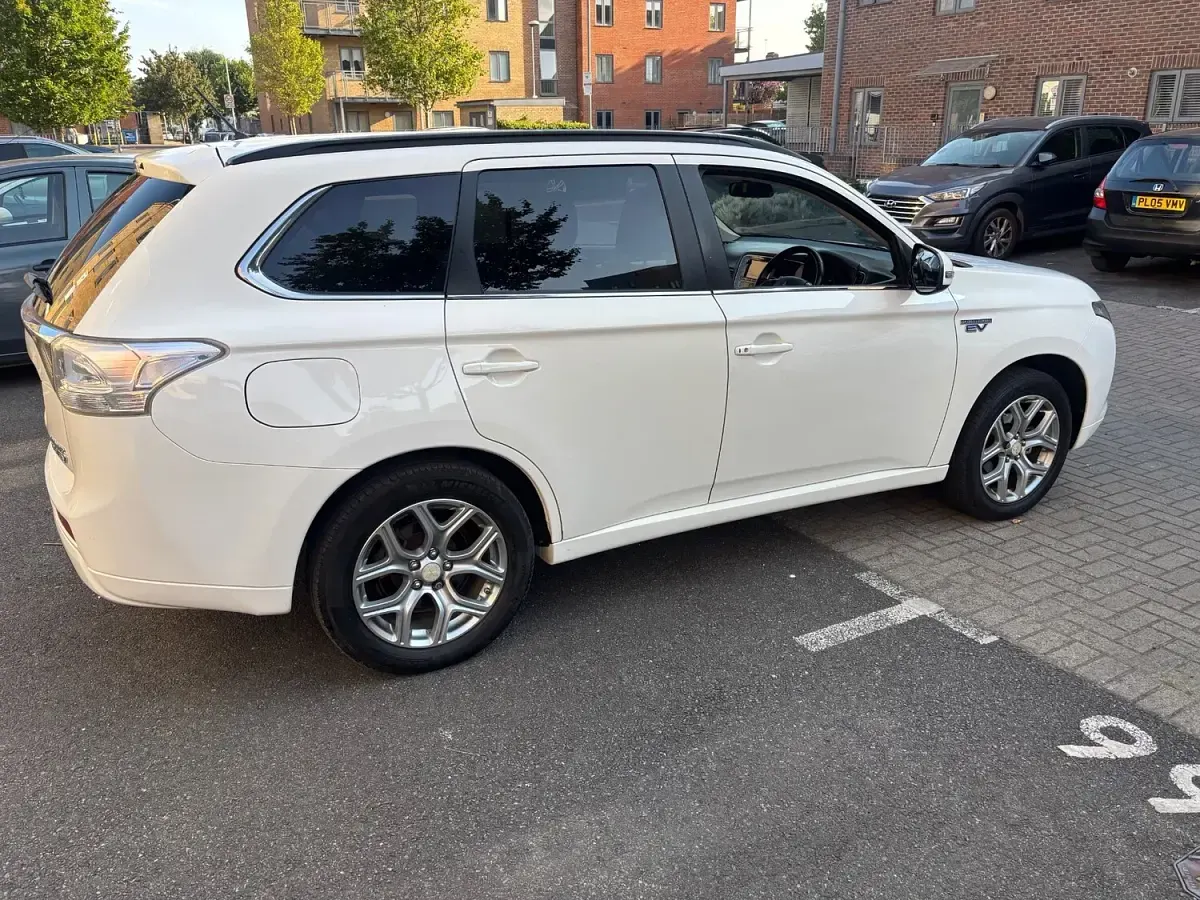 Used Mitsubishi Outlander P-HEV 2014 White Estate