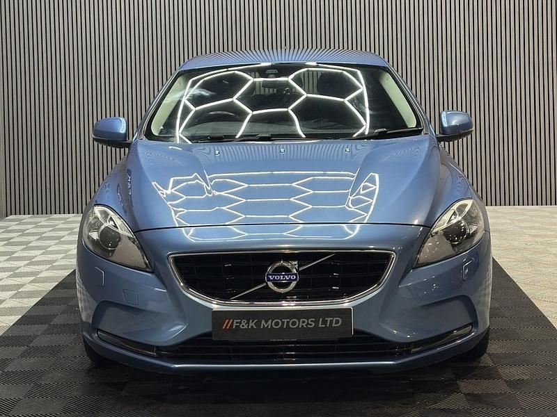 Usado Volvo V40 SE Lux 120 HP (88 kW) 2015 Azul Citadino