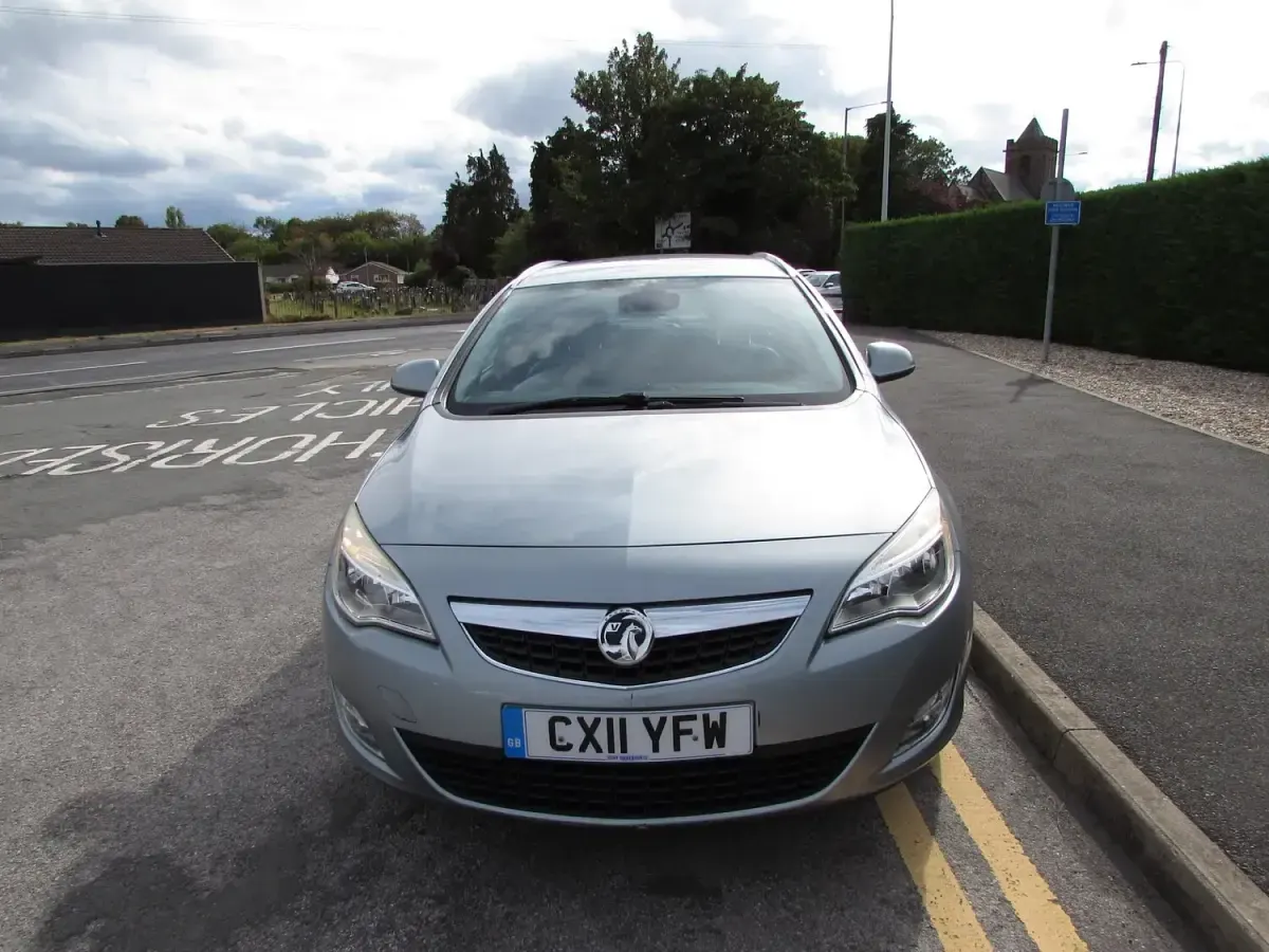 Used Vauxhall Astra 108 HP (79 kW) 2011 Silver Estate