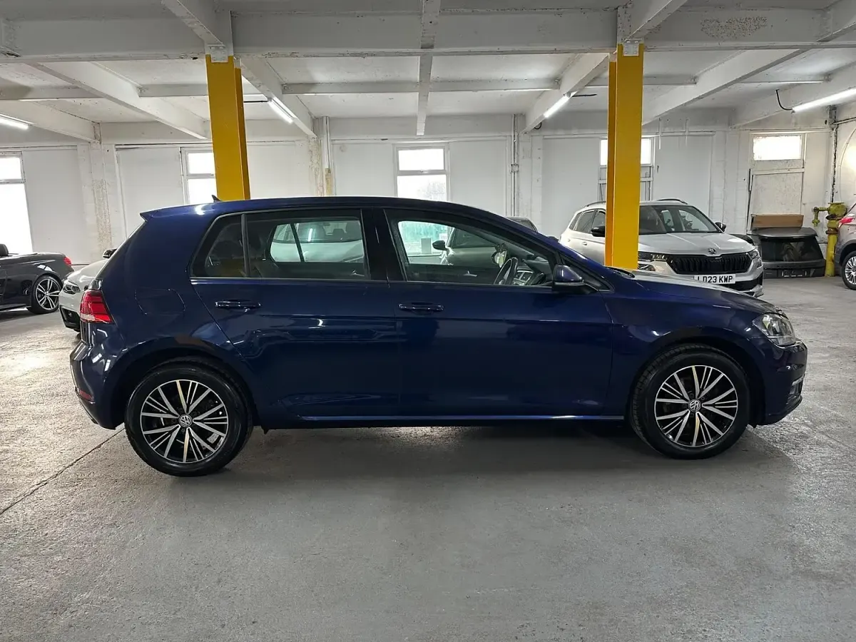 Used VW Golf VII SE 115 HP (84 kW) 2017 Blue Hatchback
