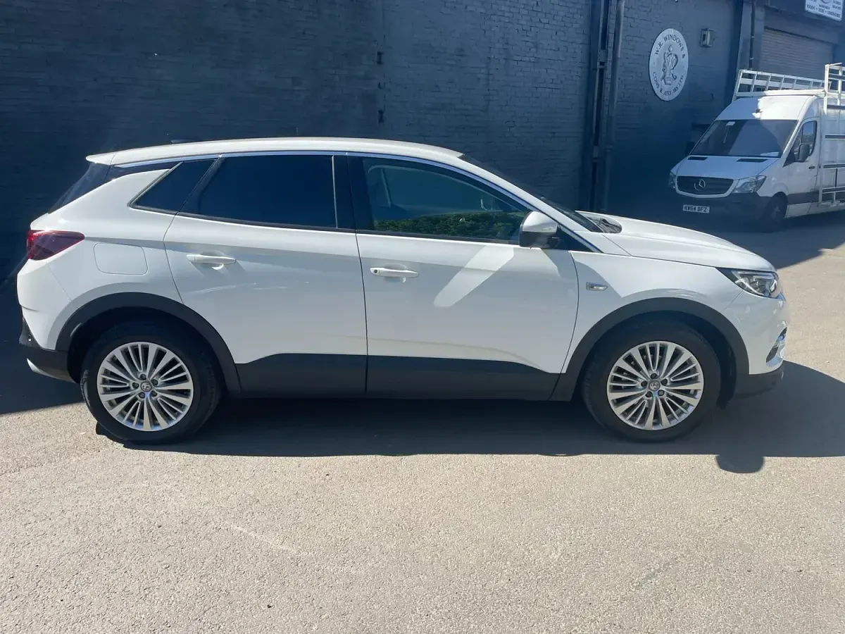 Used Vauxhall Grandland X 130 HP (95 kW) 2019 White SUV