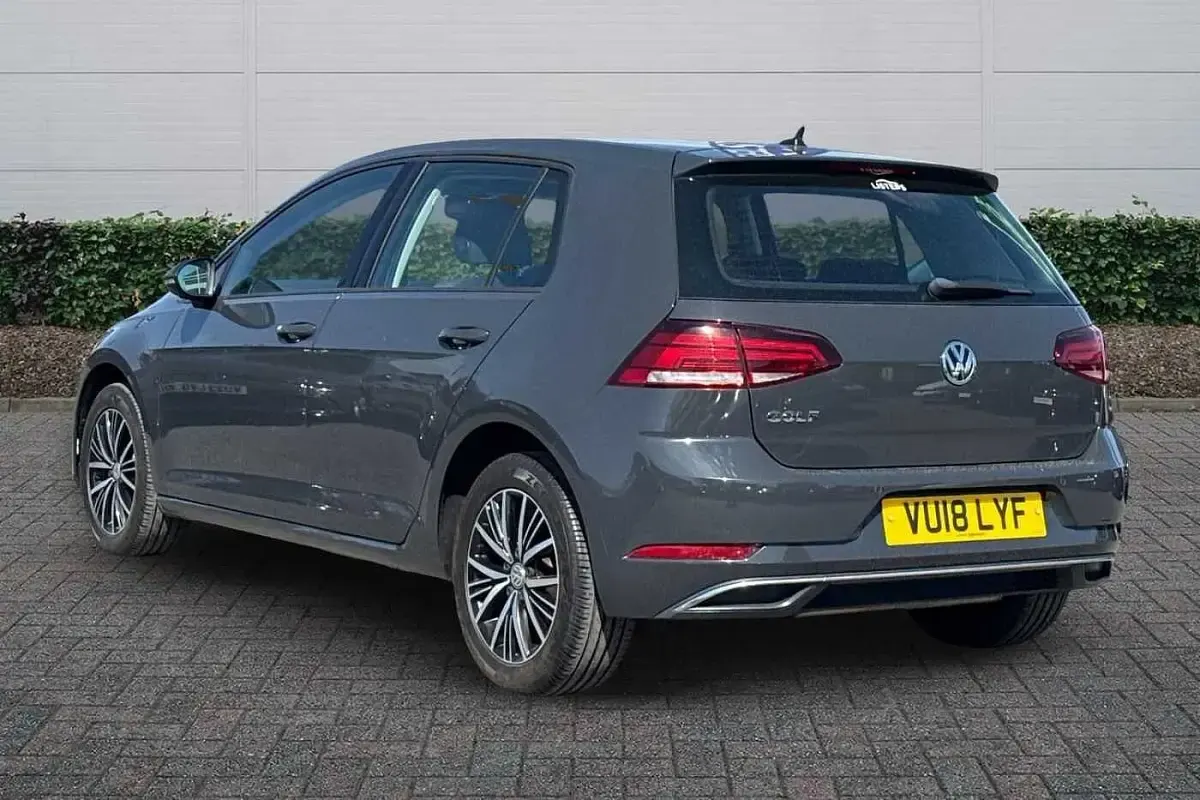 Begagnad VW Golf VII SE 2018 Grå Halvkombi