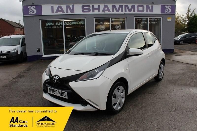 White Used 2015 Toyota Aygo X-play Hatchback | £5,695 (Fair price) - Image 1/4