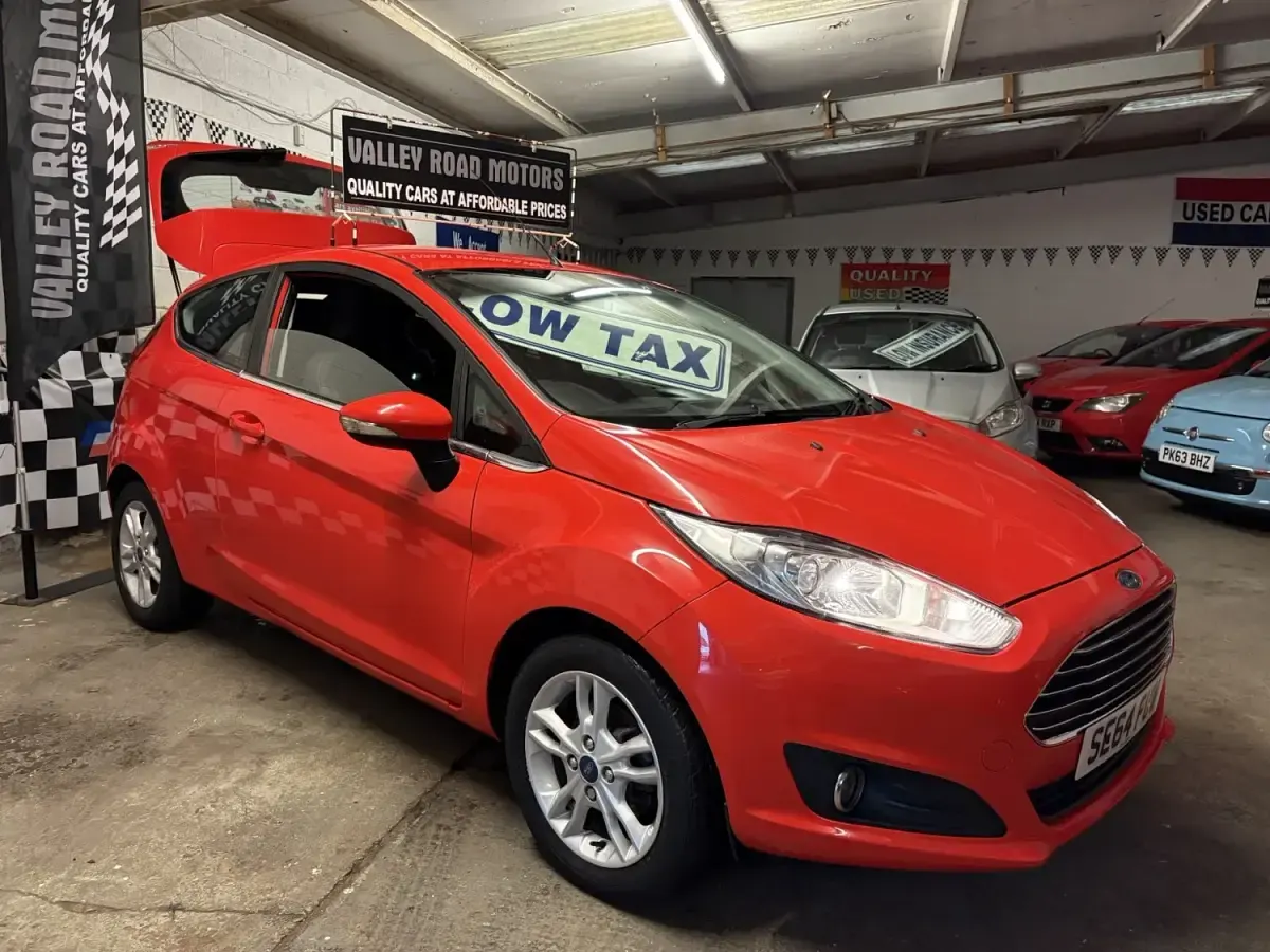 Usado Ford Fiesta Zetec 82 HP (60 kW) 2015 Vermelho Citadino