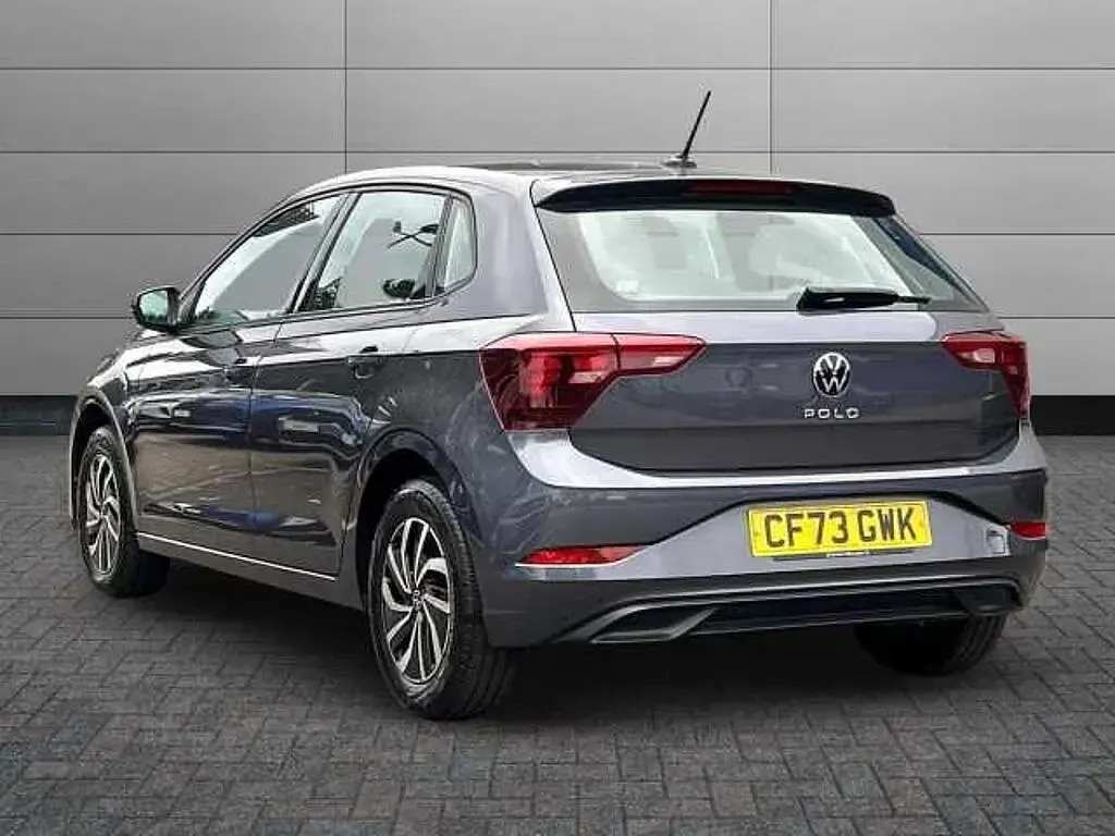 Usado VW Polo Life 80 CV (58 kW) 2023 Gris Utilitario