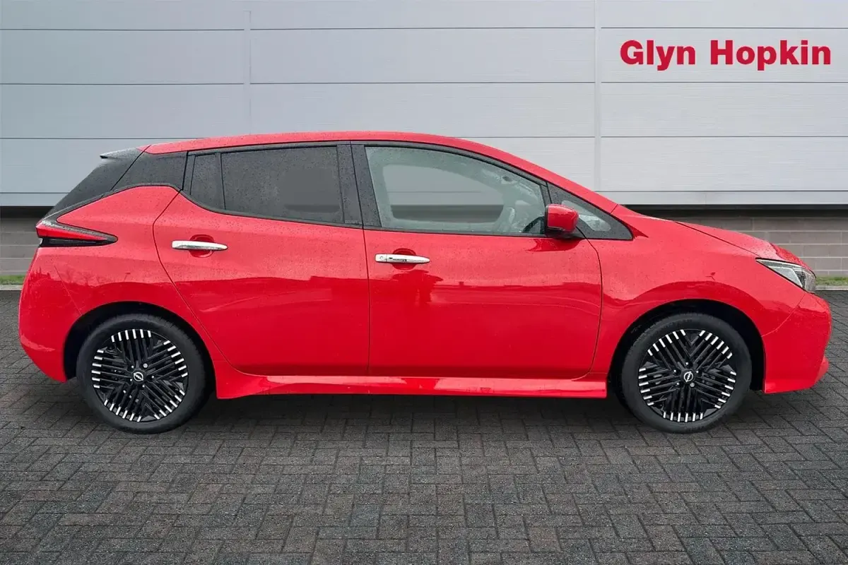 Begagnad Nissan Leaf Tekna 110 kW (150 HK) 2022 Röd Halvkombi