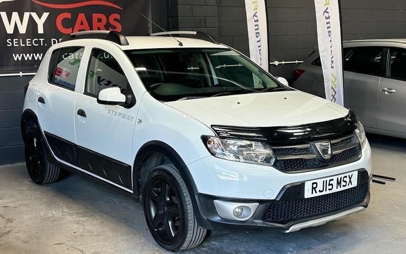 Used Dacia Sandero Lauréate 90 HP (66 kW) 2015 White Hatchback