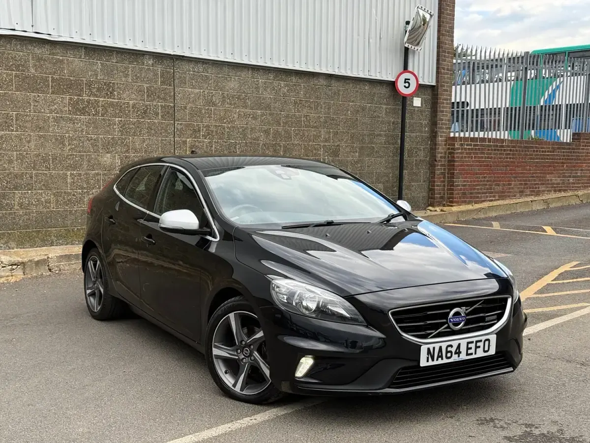 Used Volvo V40 R-Design 115 HP (84 kW) 2014 Black Hatchback