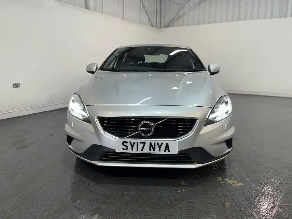 Used Volvo V40 R-Design 122 HP (89 kW) 2017 Silver Hatchback