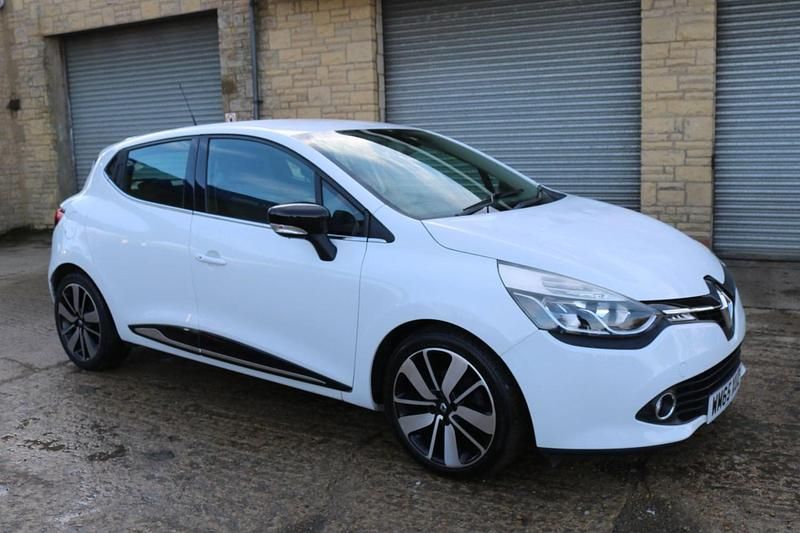 Used Renault Clio IV Dynamique 90 HP (66 kW) 2016 White Hatchback
