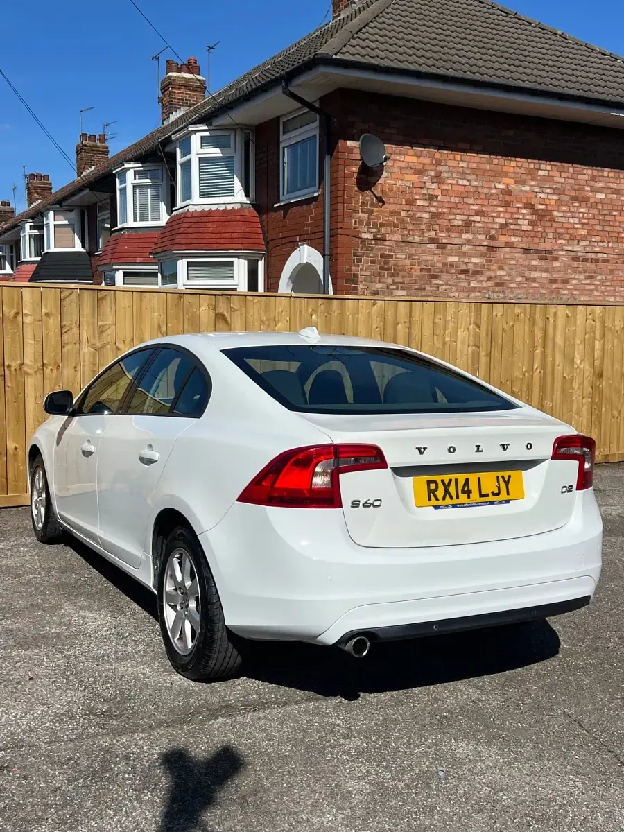 Usado Volvo S60 Business Edition 115 HP (84 kW) 2014 Branco Sedan