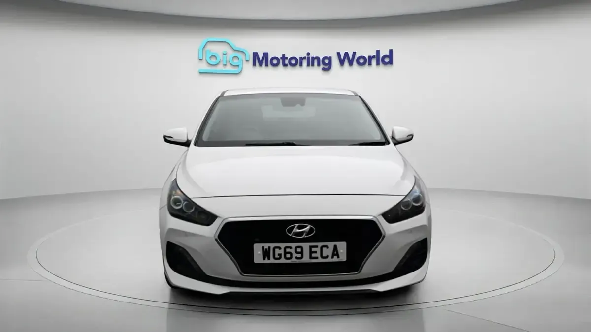 Used Hyundai i30 Premium 140 HP (102 kW) 2019 White Hatchback