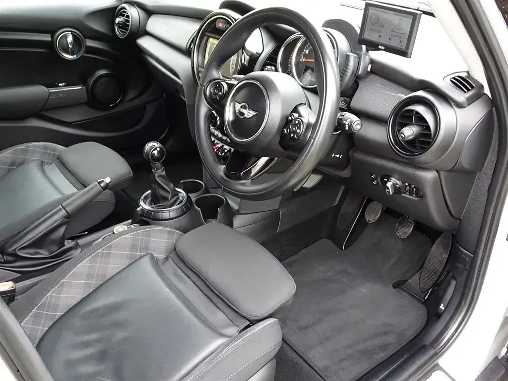 Used Mini Cooper Hatch 136 HP (100 kW) 2015 Silver Hatchback
