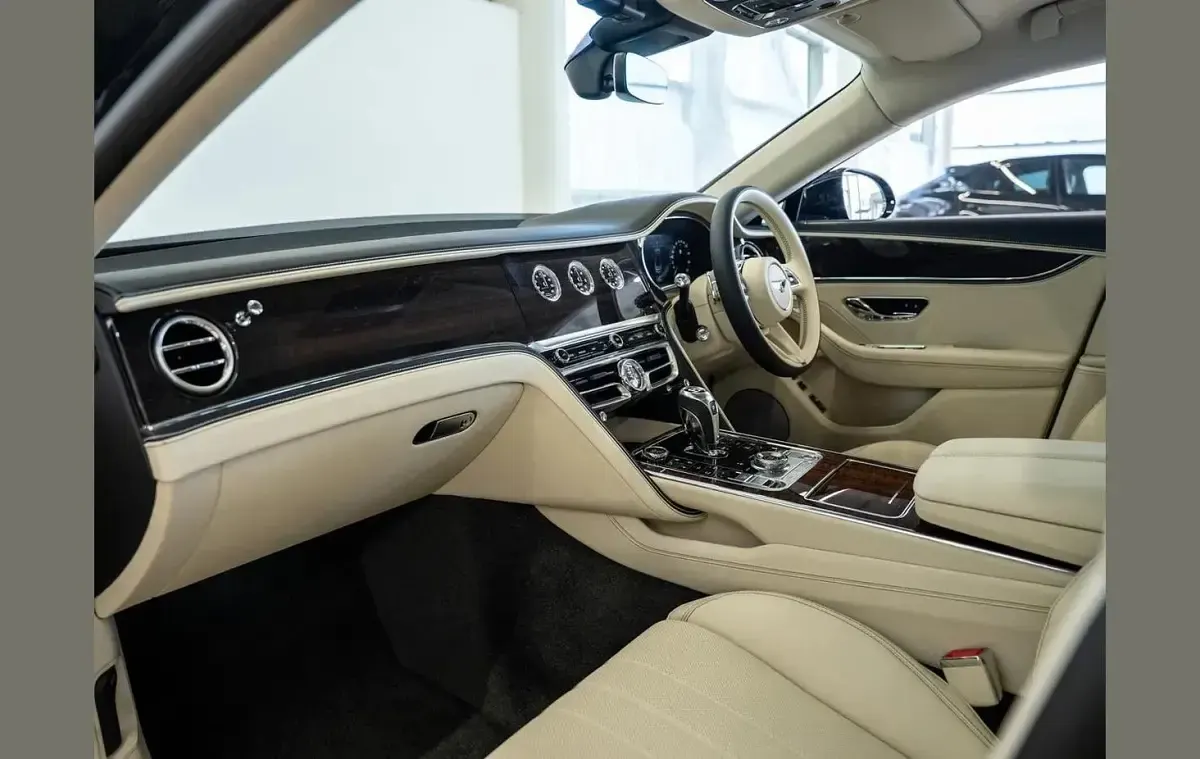 New Bentley Flying Spur 670 HP (492 kW) 2026 Blue Sedan