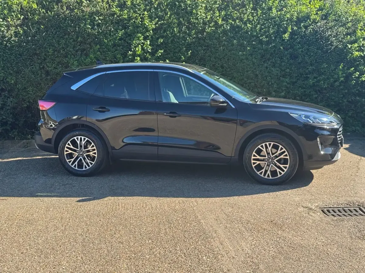 Usado Ford Kuga Titanium 190 HP (139 kW) 2022 Preto SUV