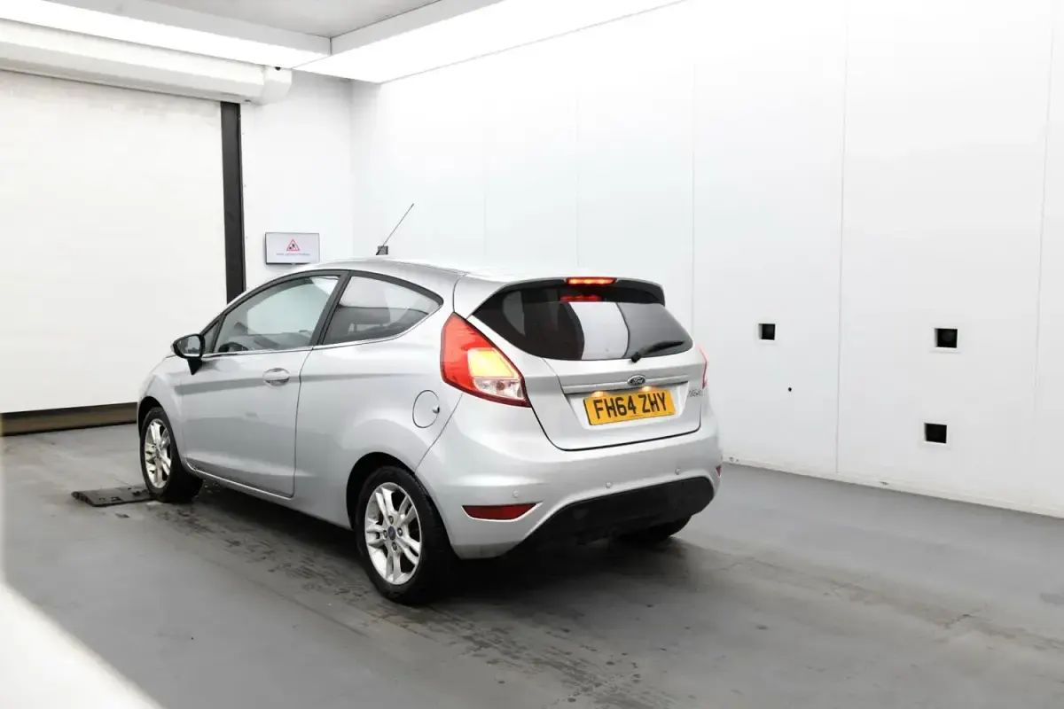 Usado Ford Fiesta Zetec 82 HP (60 kW) 2015 Prateado Citadino