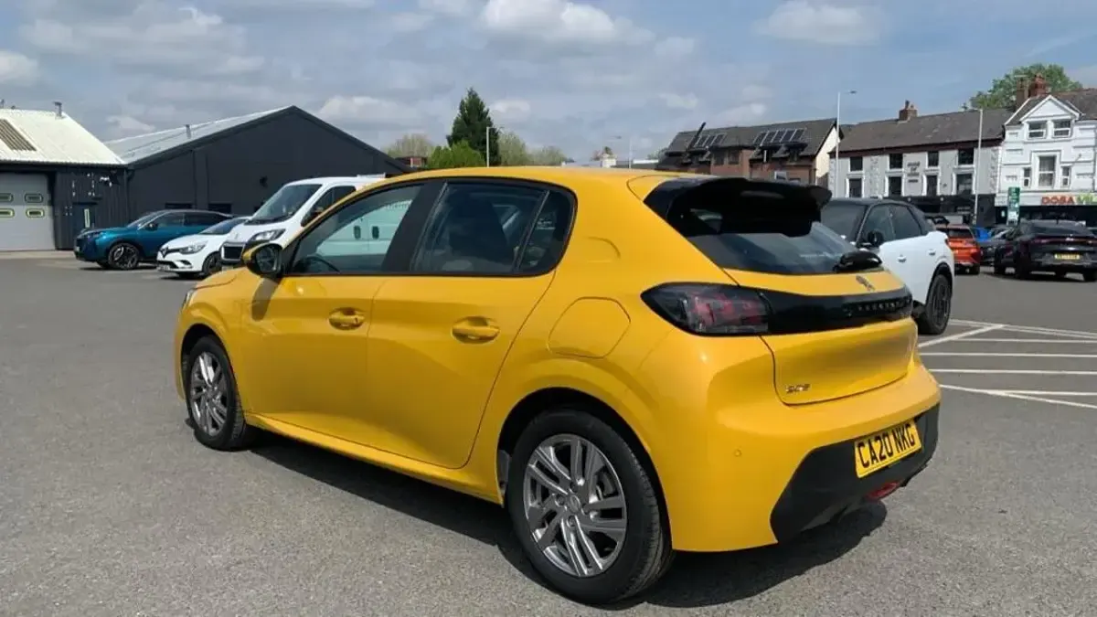 Second-hand Peugeot 208 Active 99 CP (72 kW) 2020 Galben Hatchback