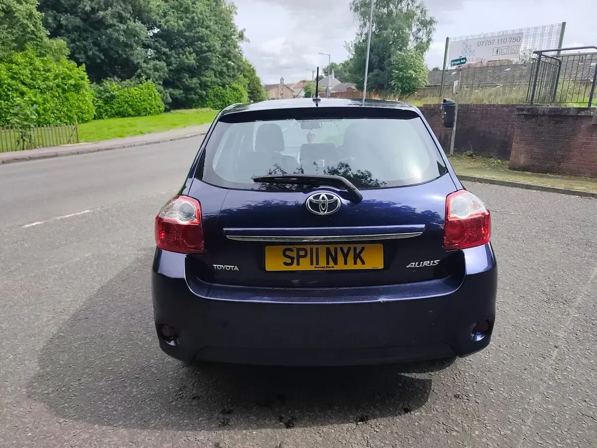 Used Toyota Auris 132 HP (97 kW) 2011 Blue Hatchback