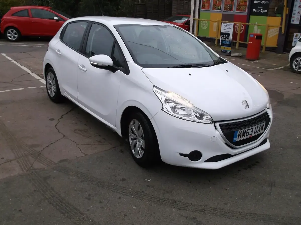 Used Peugeot 208 Access 82 HP (60 kW) 2014 White Hatchback