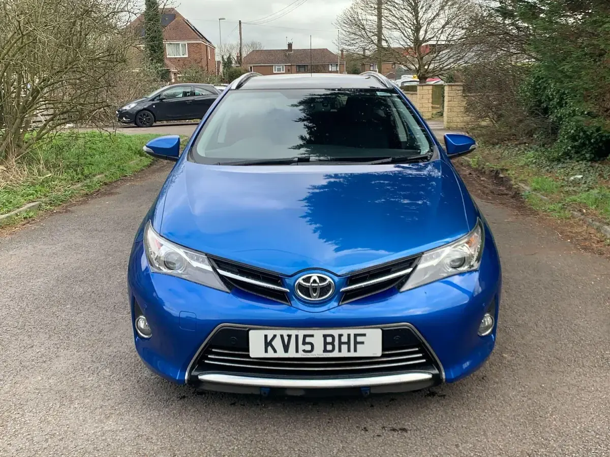 Used Toyota Auris 90 HP (66 kW) 2015 Blue Estate