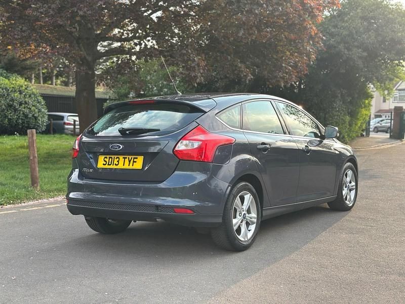 Usado Ford Focus Zetec 2013 Cinzento Citadino
