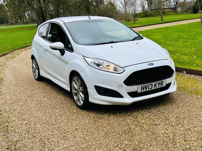 Used Ford Fiesta Zetec 2013 White Hatchback