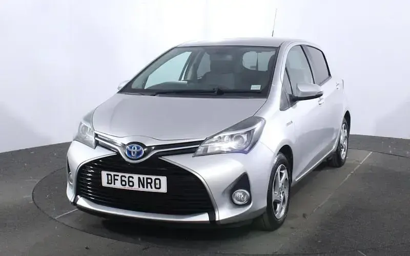 Used Toyota Yaris 101 HP (74 kW) 2016 Silver Hatchback